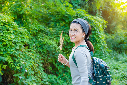 美丽的亚洲背包客在森林里图片