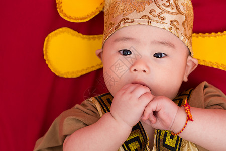 亚洲婴儿在服装王cosplay图片
