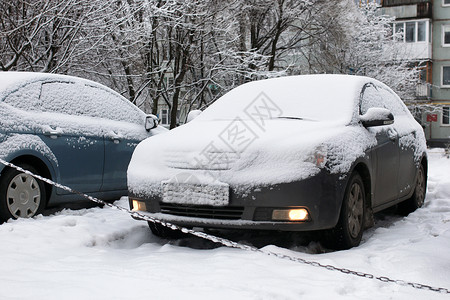 冬天的早晨户外的汽车被雪覆盖图片