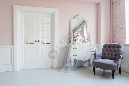 客厅内部的古典扶手椅和镜子桌图片