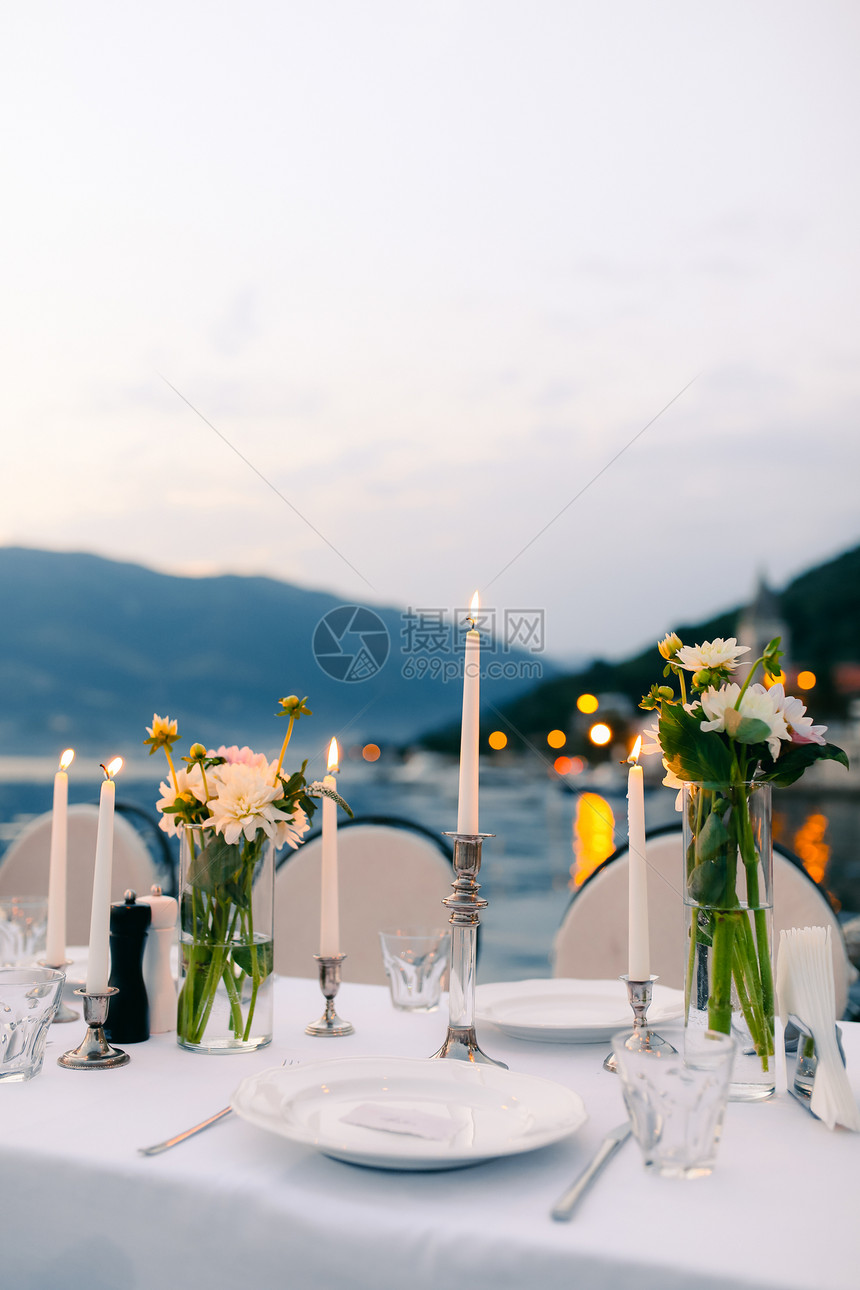 婚礼宴会餐桌布置婚纱装饰黑图片