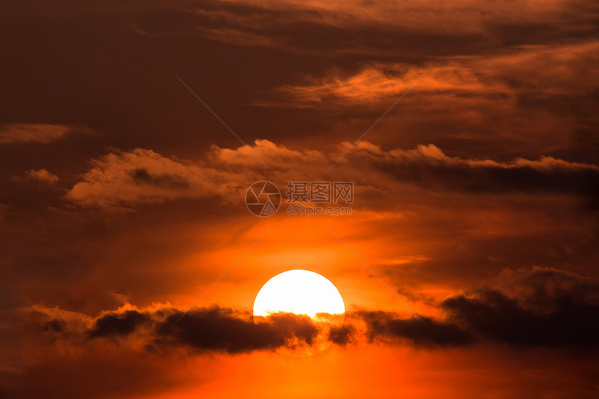 与太阳云彩在云彩的日落黄昏的天空太图片