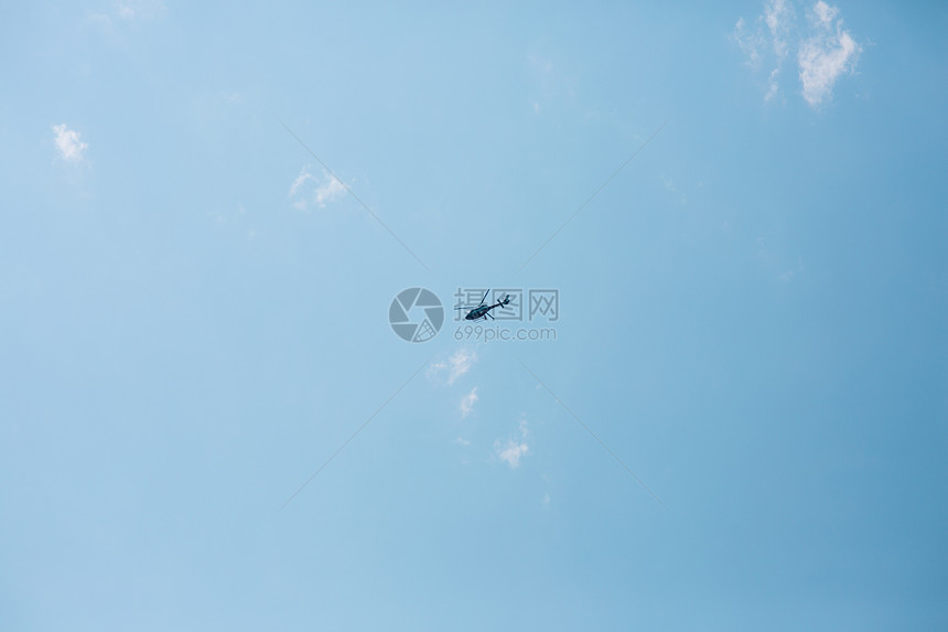 空中的观光直升机图片