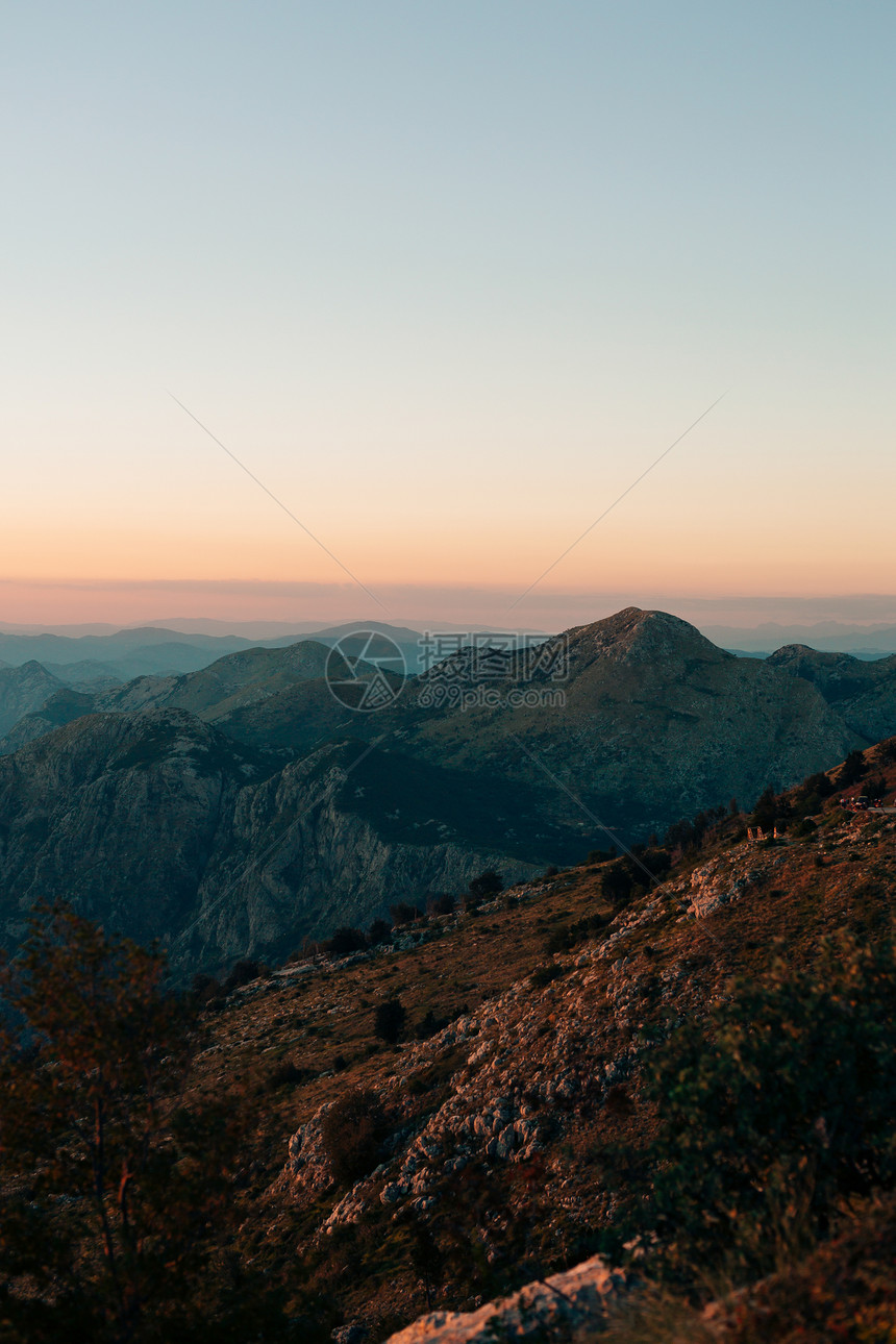 夕阳下的黑山脉图片