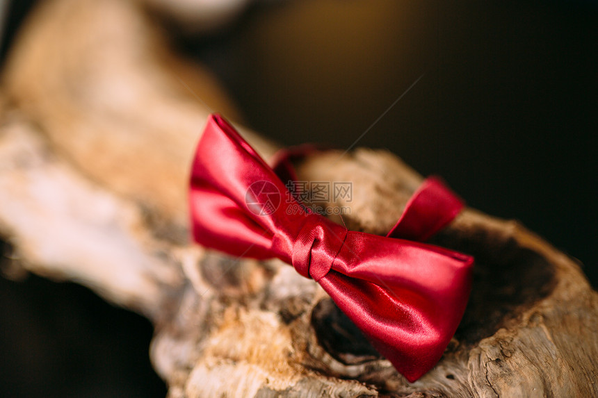 木制背景的弓领带图片