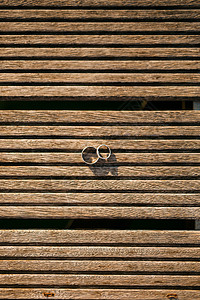 浅色木质地的结婚戒指结婚首饰图片