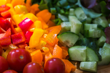 红色琥珀色和绿色彩蔬菜组成多彩的英文沙拉高清图片