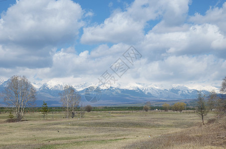 俄罗斯布里亚提萨扬山脚边春天的通图片