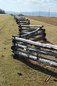 保护牧场的传统zigzag栅栏图片