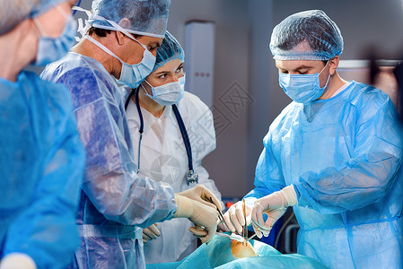感应外科医生使用特殊医疗工具进行手术图片