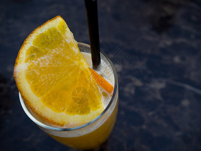 加了苏打水和酸橙的新鲜鸡尾酒图片