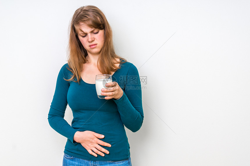 有乳糖问题的女患有胃痛乳制图片