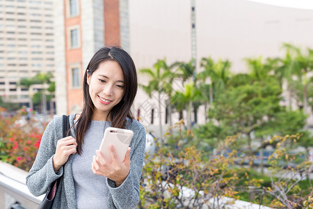 香港女人看手机图片