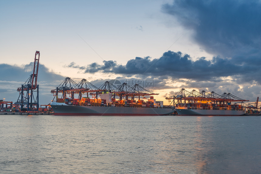 工业集装箱货运轮和起重桥在黄昏的造船厂使用图片