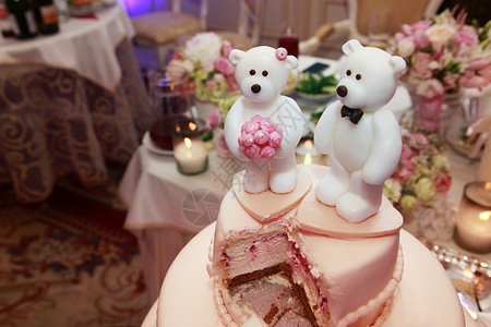 用北极熊装饰的结婚蛋糕图片