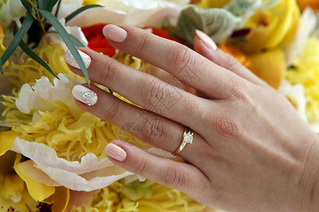 新娘的手有戒指的图片