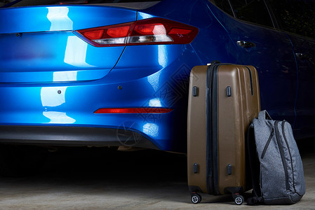 行李站紧靠封闭的现代蓝色汽车图片