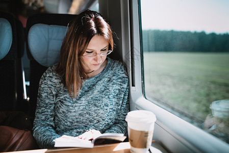 火车上看书的女人图片