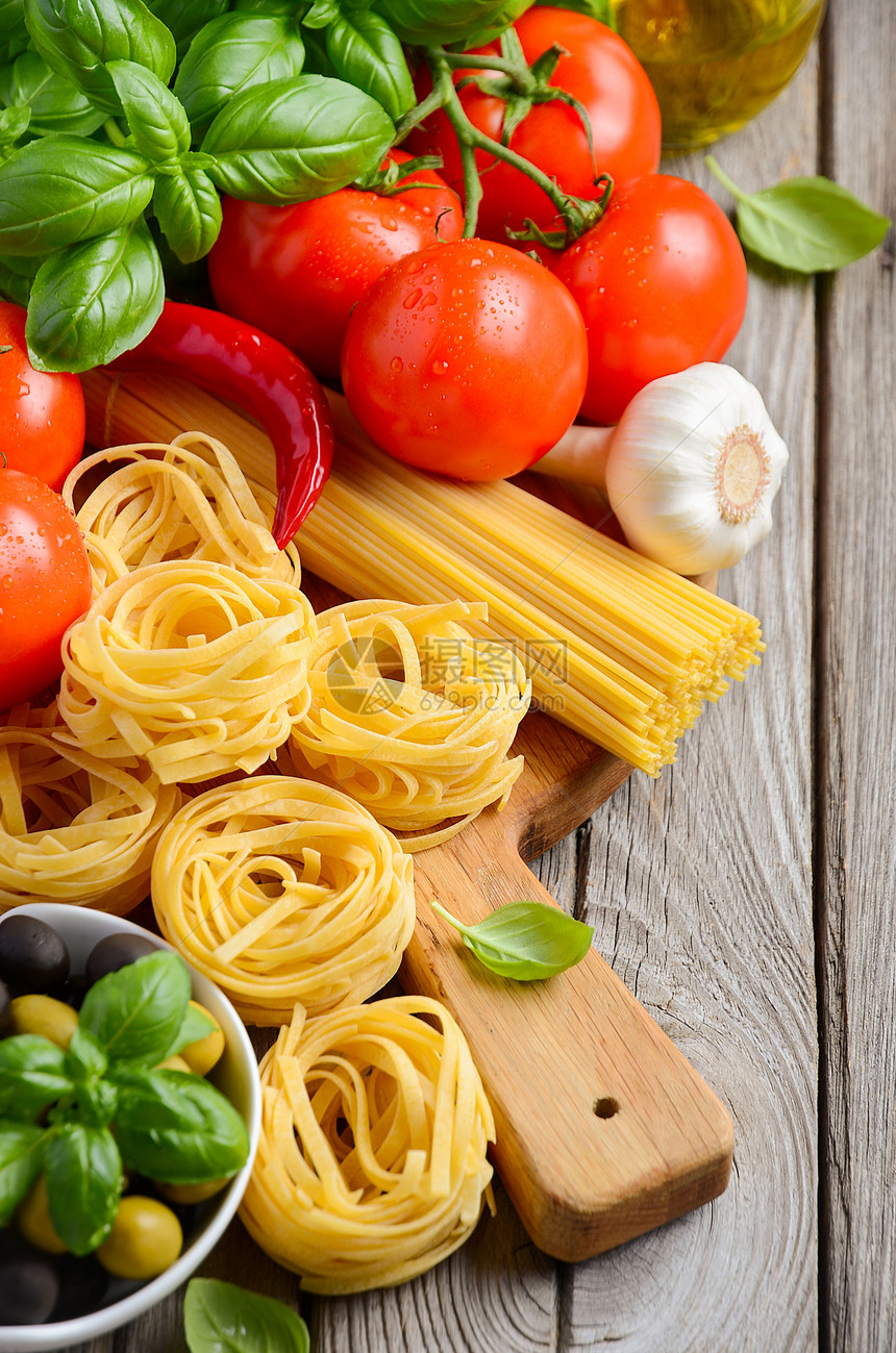 意大利木本制食品的意大利面食蔬菜草药和香料图片