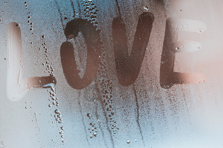 秋雨汗水玻璃上的铭文爱与心图片
