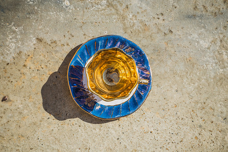 混凝土背景的陶瓷茶杯阳图片