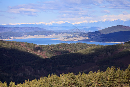 保加利亚山区巴塔克大坝湖的高景观图片