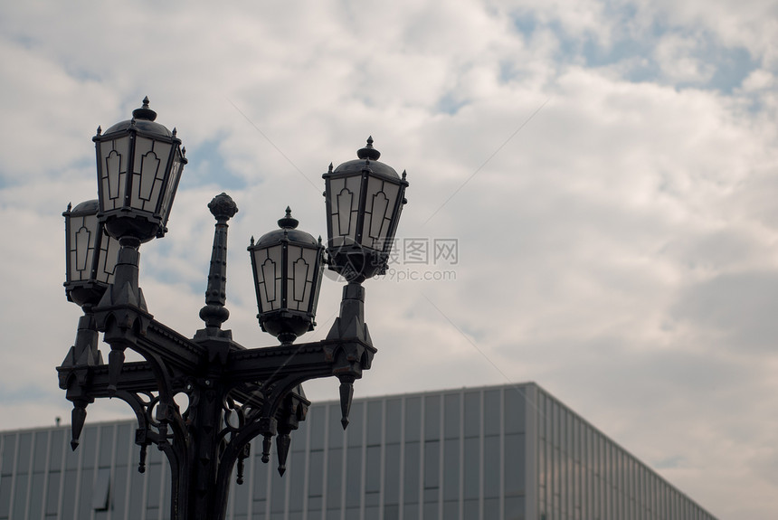 云层天空背景城市设计要素大楼外墙的粗铁图片