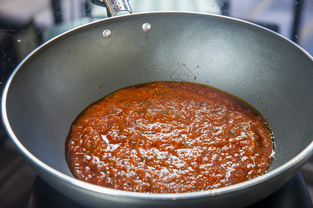 烹饪时用番茄酱平底锅图片