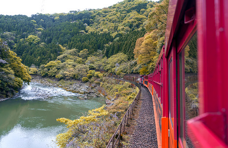 保津川美丽的山景和HozuRiver从日本浅山的青野风景铁路或浪背景