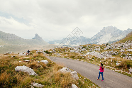 男人和女人在山上旅行图片