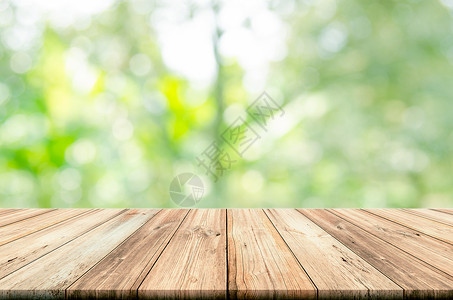 空木质桌顶上有模糊的绿色图片