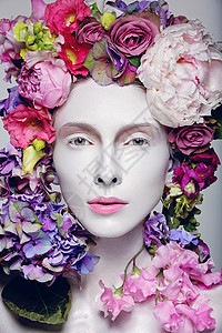 美丽的年轻白种女人头顶花朵不同鲜花皇图片