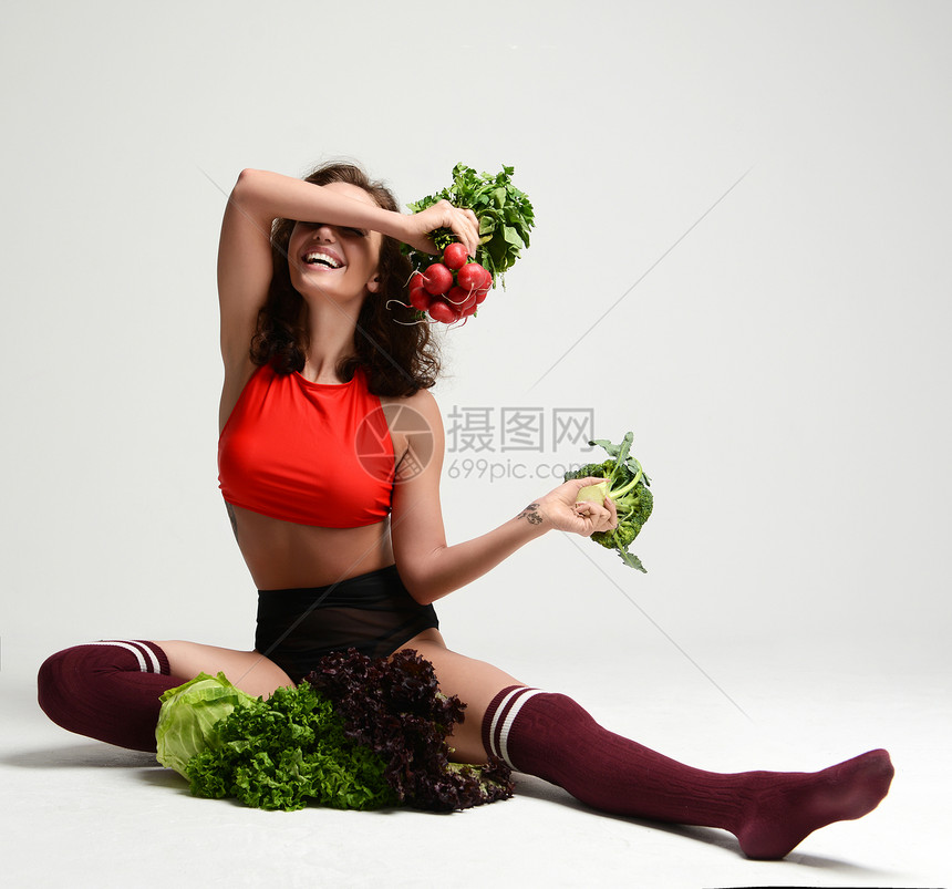 健康地吃素食品概念饮食女人抱着一群在白色背景下欢笑的萝图片