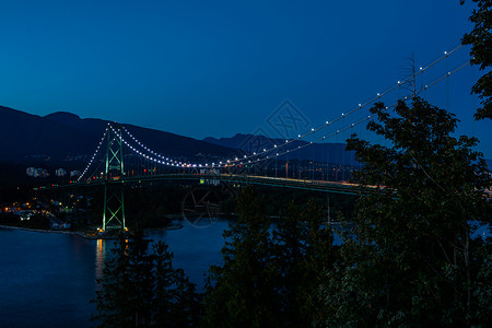狮子门大桥日落和温哥华加拿大太平洋美丽小镇的夜晚图片