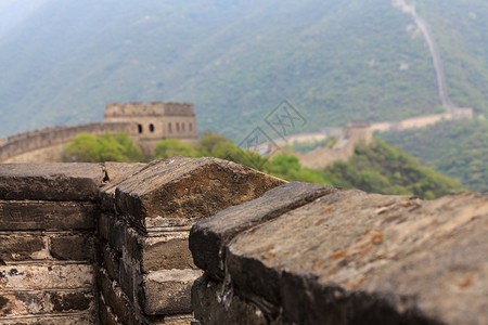 长城的石砖地板其背景是雾山丘图片