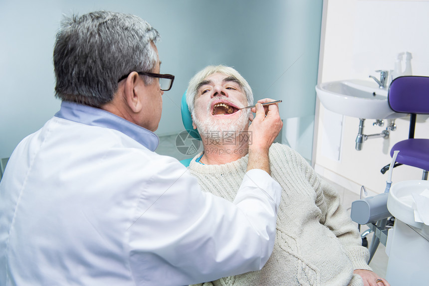 牙医办公室的老人有检测查病人图片