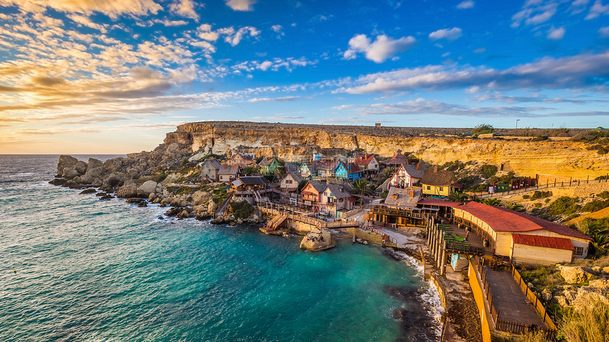马耳他在Anchor湾著名的大力水手村落日这个村庄是罗伯特奥曼著名电影大力水手中的场景图片