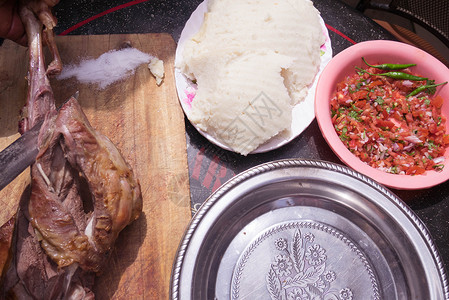烤羊肉配番茄沙拉和ugali图片