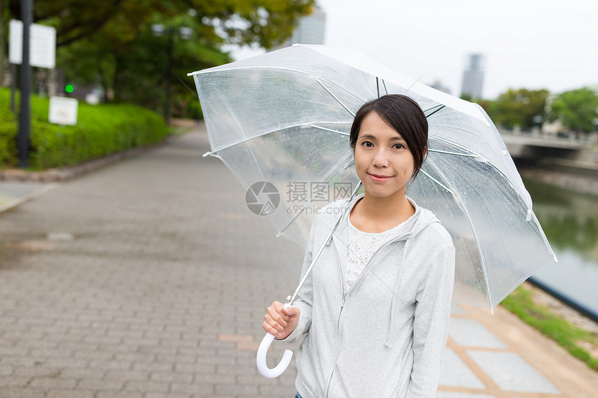 下雨天出门的女人图片