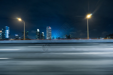 从空荡的道路看东京城市景观的夜景图片