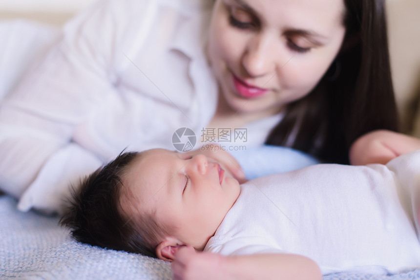 刚出生的有母亲的婴儿男孩宝甜图片