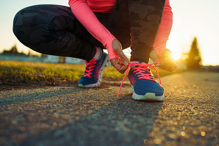 跑鞋系鞋带的女人女运动健身跑步者准备户图片