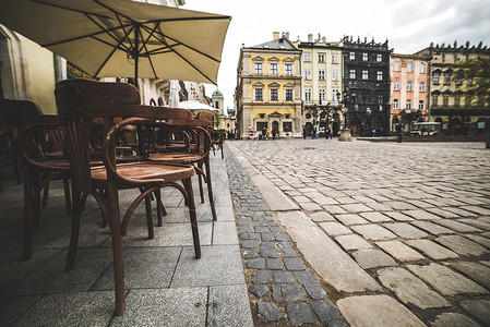 乌克兰利沃夫空荡的咖啡露台配有桌椅图片