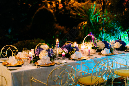 在户外餐厅的婚礼桌在黑山举行的婚礼图片