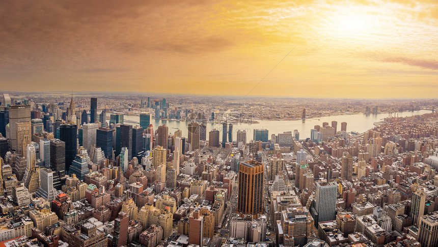 纽约市美国曼哈顿市中心以及日落时与哈德逊河和布鲁克林桥搭起的图片