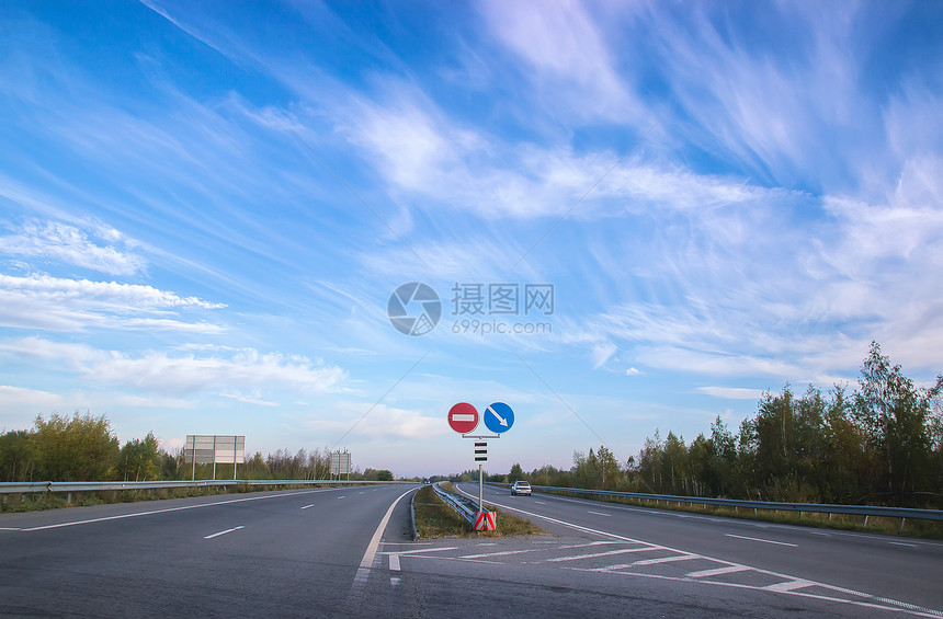 道路上带有路标图片