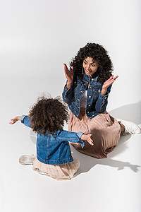 非裔美国母亲与女婴儿玩图片