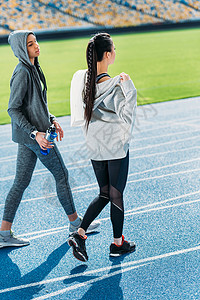 两名青年女运动员一起在赛道图片