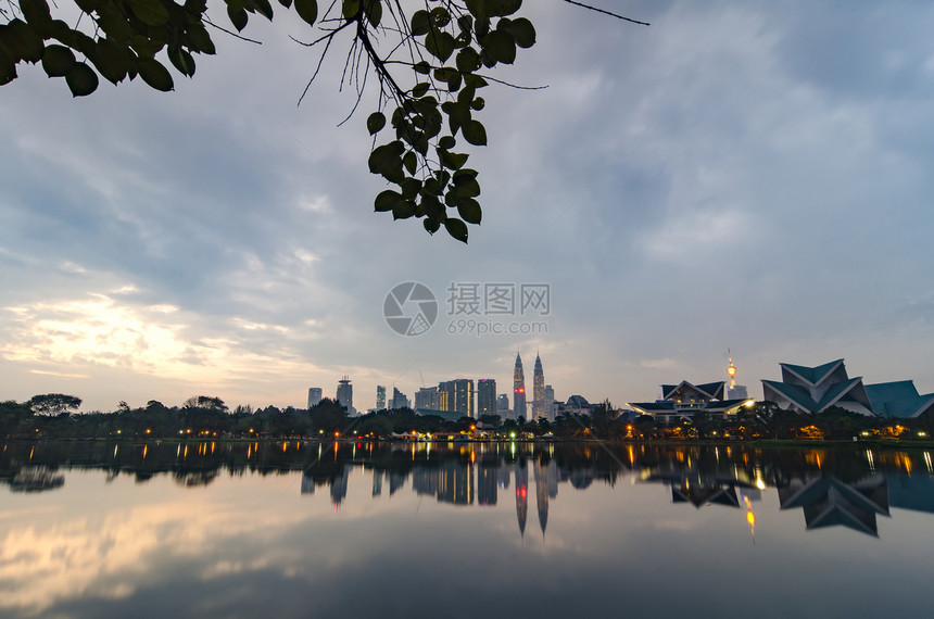 吉隆坡市在日出时对湖泊进行反省并出图片