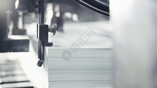 印刷纸印页在印刷机上贴偏移印刷CMY图片